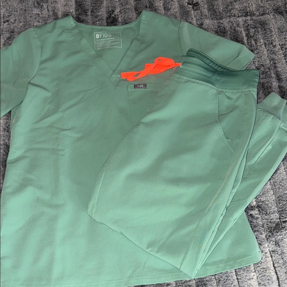 FIGS Women’s Green Scrub Set Size Small - Picture 1 of 6